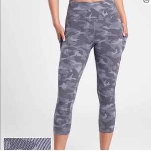 Athleta Ultimate Stash Pocket Texture Camo Capri Leggings – Gray Camo – XL